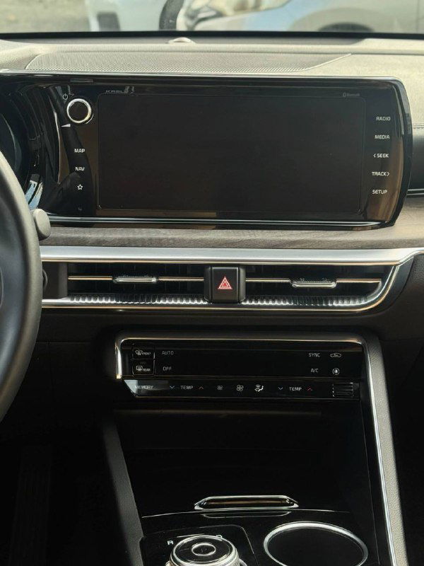 Панель приборов и большой горизонтальный сенсорный экран мультимедиа KIA K5 — крупный план центра консоли и вентиляционных решёток.