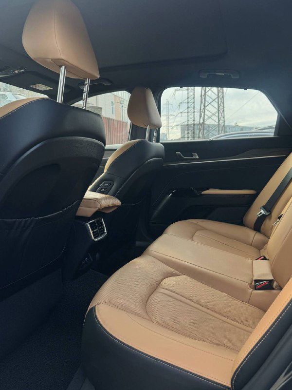 Задний ряд сидений и пространство салона KIA K5 — видны зоны для ног, подголовники и общая посадочная компоновка для пассажиров.