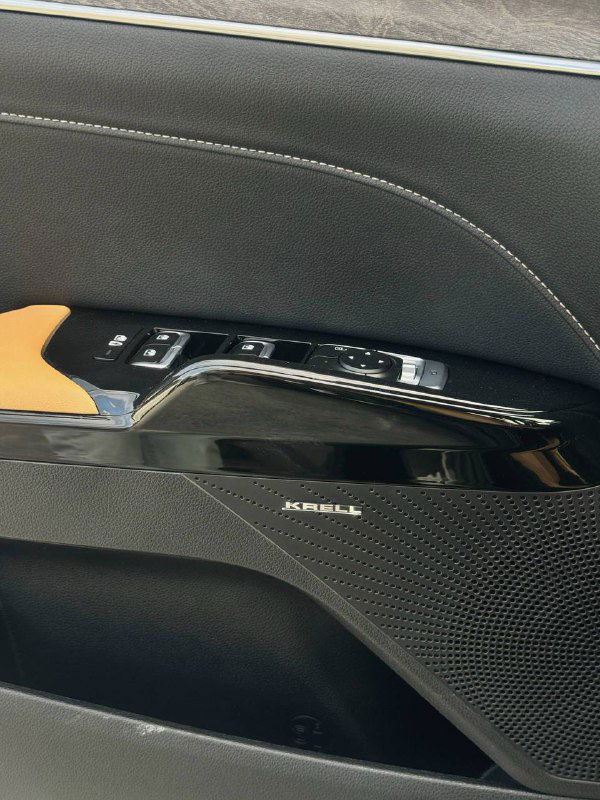 Дверная панель с элементами управления стеклоподъёмниками, декоративной отделкой и динамиком — детали салонной сборки KIA K5.