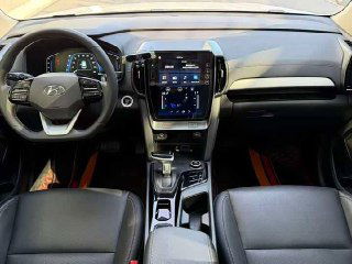 Салон Hyundai ix35: панель приборов, большой сенсорный экран мультимедиа и рулевое колесо — общий вид центральной консоли