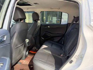 Задний ряд сидений Hyundai ix35: кожаная обивка, пространство для ног и посадочные места в полноразмерном виде