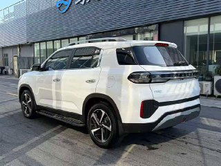 Задний и боковой вид белого Hyundai ix35 на стоянке — видна задняя стойка, фонари и дизайн бампера автомобиля