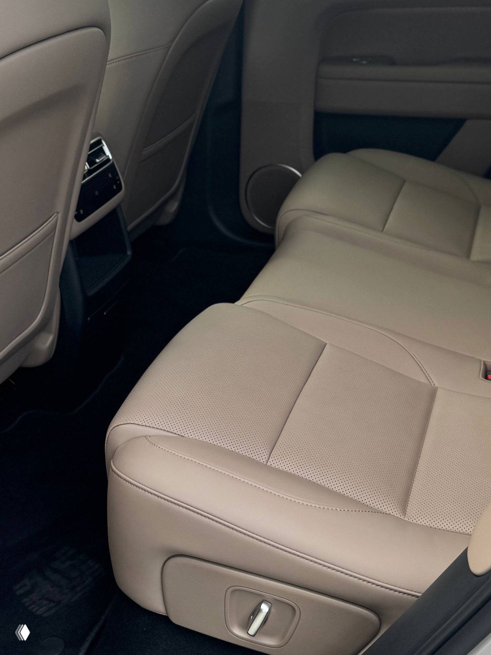 Задние сиденья Lixiang L6 в кофейном цвете, просторный второй ряд, вид с открытой двери на посадочную поверхность и подножки, аккуратная прострочка сидений.