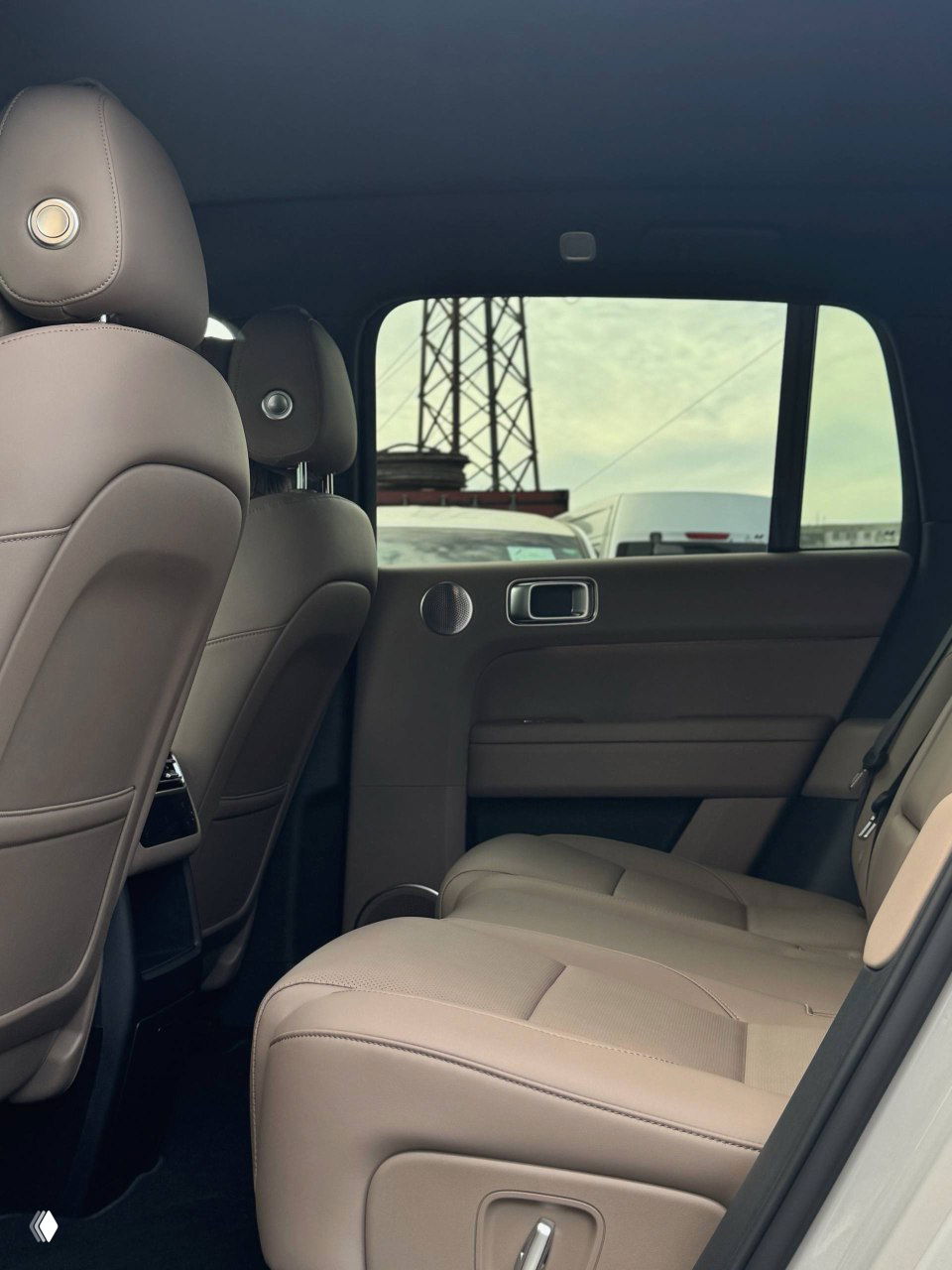 Крупный план блока климат-контроля и воздуховодов для задних пассажиров Lixiang L6, сенсорные элементы управления и место для хранения под блоком на фоне кофейного салона.