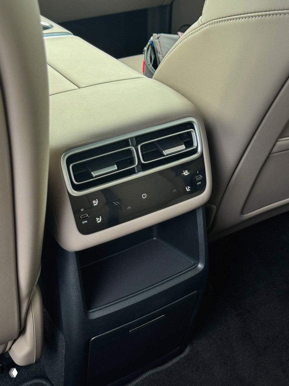 Открытый багажник Lixiang L6 с панорамной задней дверью, вид на грузовой отсек с уложенной коробкой, чёрная внутренняя отделка багажника и роллет.