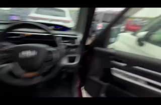 Размытый кадр из видео внутри Honda Stepwgn 2019: открытая дверь, часть обшивки и сиденья, кадр снят в движении, изображение смазано.