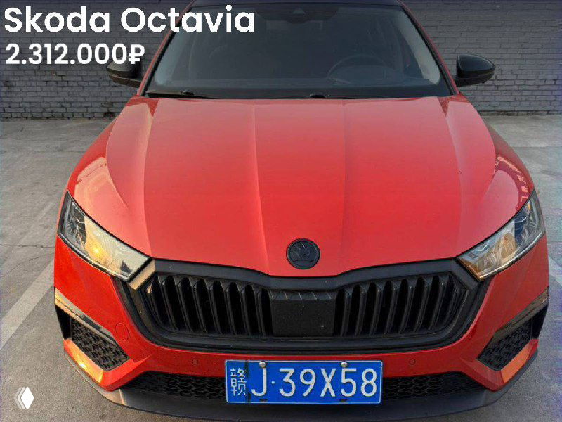 Красная Skoda Octavia крупным планом спереди, изображение на открытой площадке, видна решётка радиатора и цена 2.312.000₽ на фото.