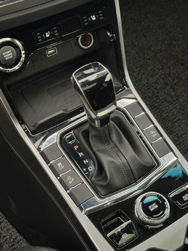 Селектор автоматической коробки передач и центральная консоль SsangYong Korando — ручка переключения, кнопки и отделка панели.