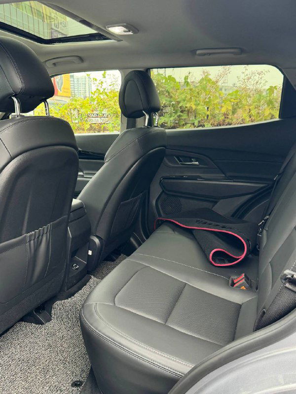 Снимок заднего ряда сидений SsangYong Korando: состояние обивки, пространство для ног и общий вид салона сзади.