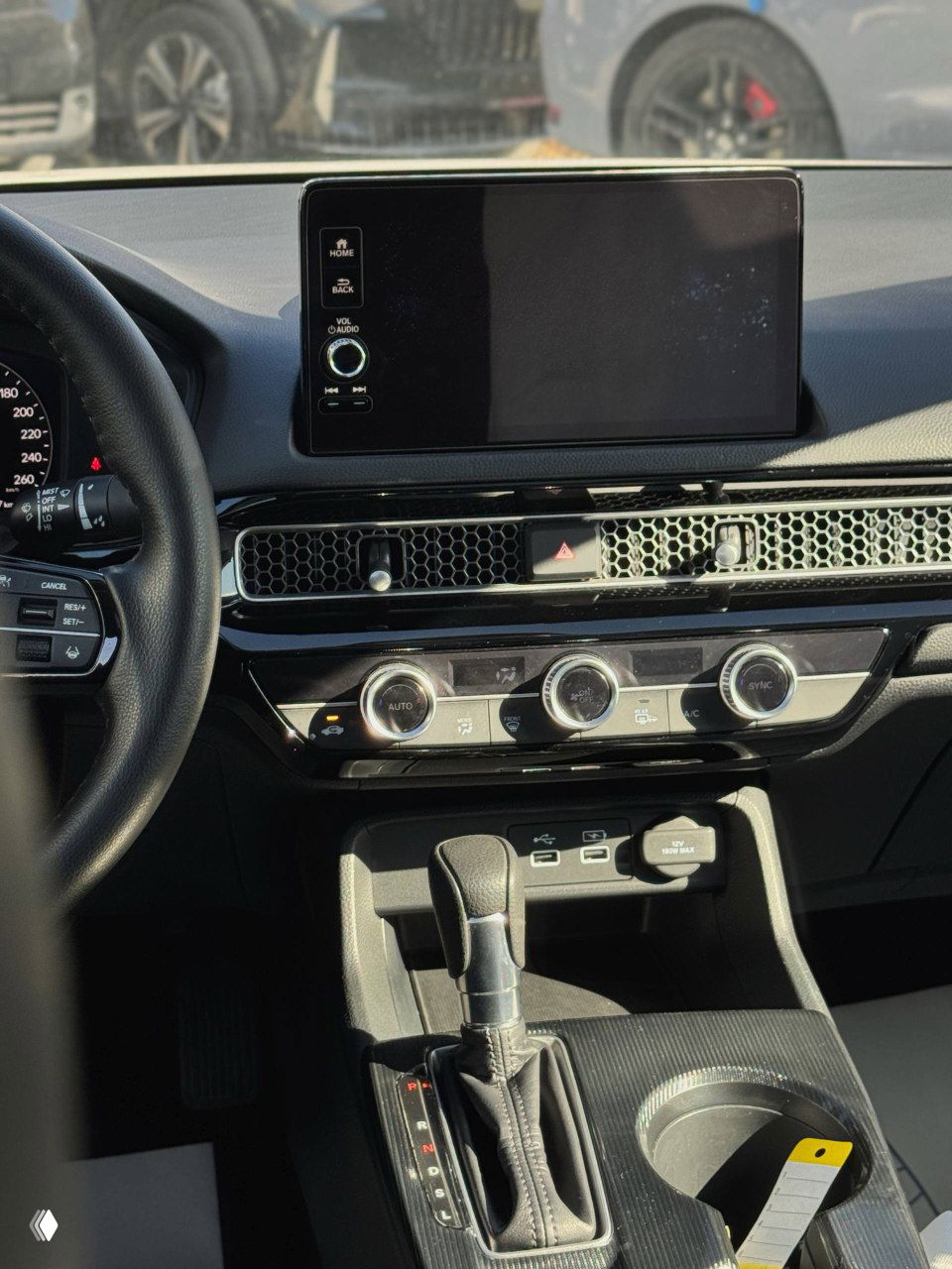 Салон Honda Integra: центральная консоль с большим экраном мультимедиа и блоком климат-контроля, видны элементы управления и селектор коробки.