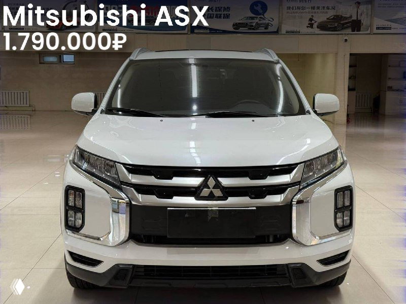 Передний вид белого Mitsubishi ASX 2021 года в салоне дилера; видны воздуховоды и маркировка; цена 1.790.000₽ указана на изображении.