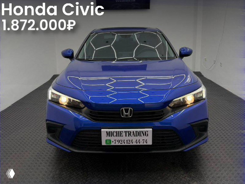 Синий Honda Civic 2021 года — передний вид в шоуруме, заметны фары и номер дилера; на фото указана цена 1.872.000₽.