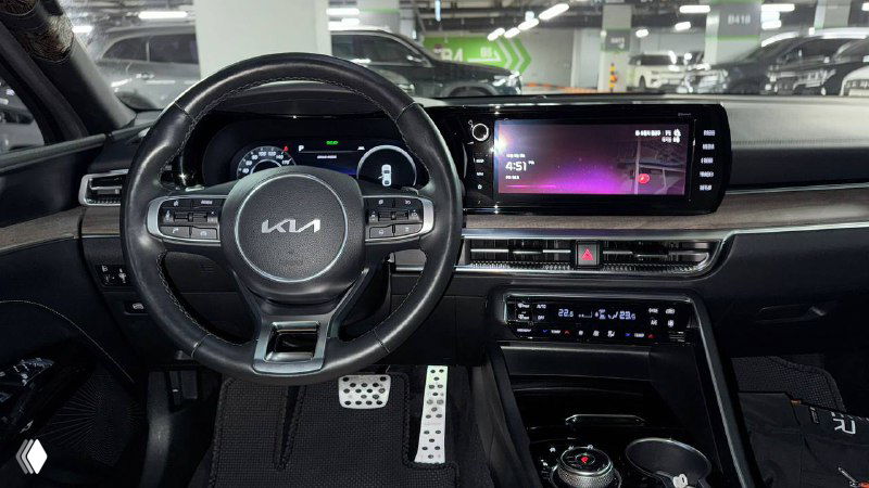 Рулевое колесо и приборная панель KIA K5 2023: цифровая приборка, экран мультимедиа и элементы управления на руле, состояние салона видно хорошо