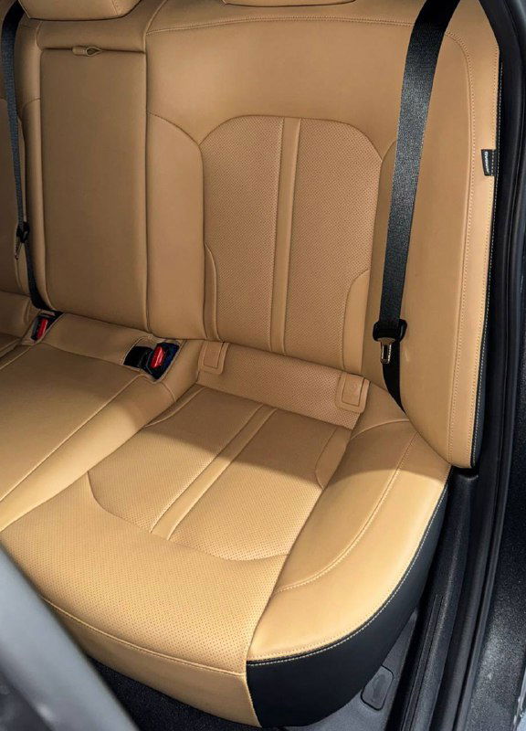 Задние сиденья KIA K5 2023: коричневая кожаная обивка, ремни безопасности и общий вид задней посадочной зоны для оценки состояния салона