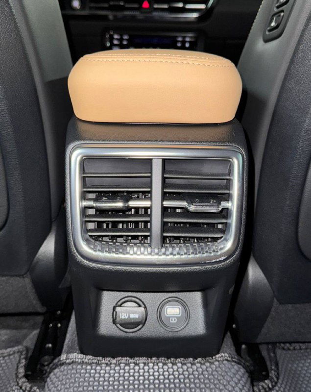 Задняя часть центрального тоннеля KIA K5 с дефлекторами обдува и розетками 12V/USB для задних пассажиров — демонстрация опций для комфорта салона