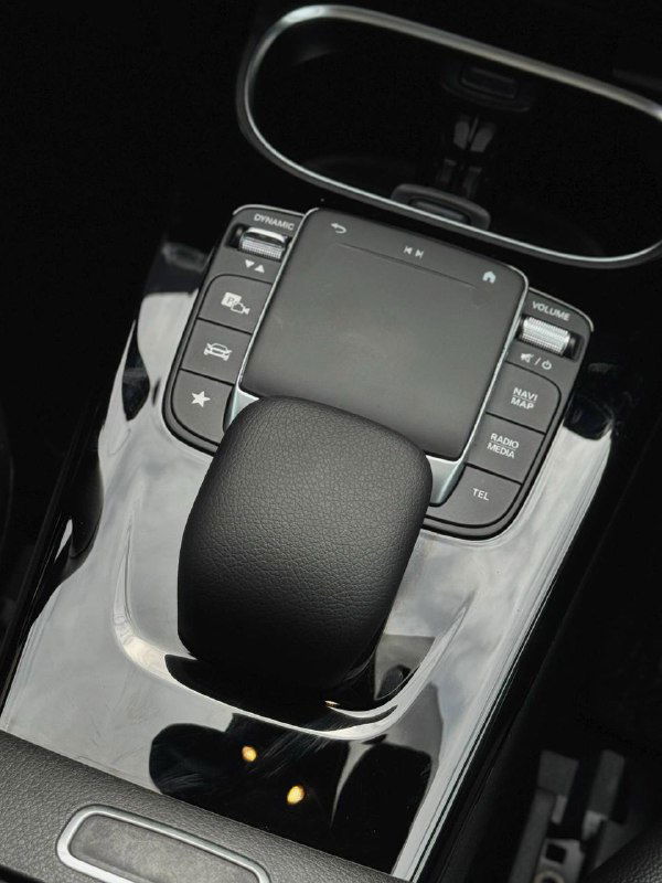 Средняя консоль Mercedes A200d с селектором коробки передач и панелью управления; фото подчёркивает состояние отделки и органы управления.