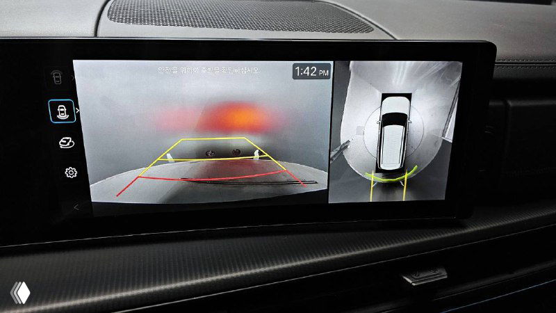 Экран камеры заднего вида и панорамный обзор на мультимедийном дисплее Hyundai Santa Fe 2024 с линиями помощи при парковке и обзором сверху.
