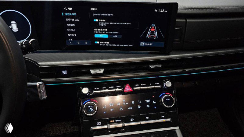 Пульт управления климатом и медиасистема в Hyundai Santa Fe Calligraphy: крупный план шайб, кнопок и сенсорного дисплея с подсветкой.