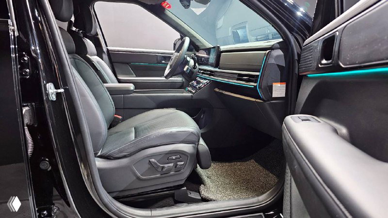 Водительское сиденье Hyundai Santa Fe 2024 в кожаной обивке: регулировки, профиль сиденья и пространство для ног в переднем ряду.