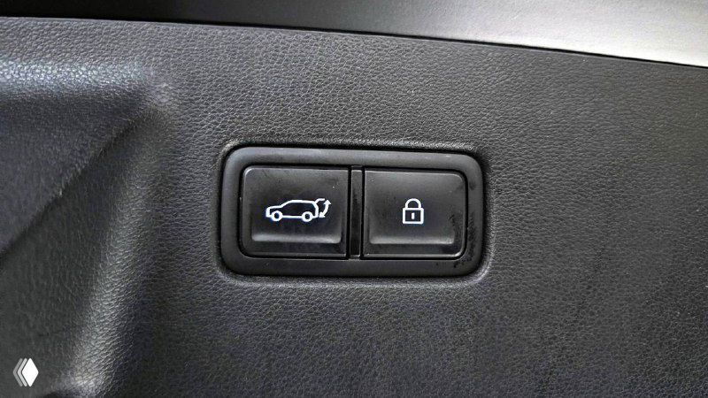 Кнопки открытия багажника и центральной блокировки на внутренней части багажника Hyundai Santa Fe Calligraphy — вид крупным планом на механизмы.