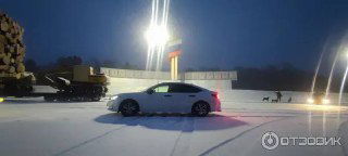 Белая Honda Integra ночью на заснетой площадке, вид сбоку; фотография демонстрирует состояние кузова и общую компоновку автомобиля в зимних условиях.