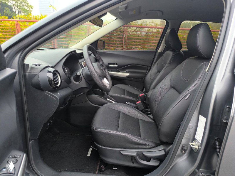 Передние сиденья и пассажирская часть салона Nissan Kicks — вид в профиль, состояние обивки и пространство у двери крупным планом.