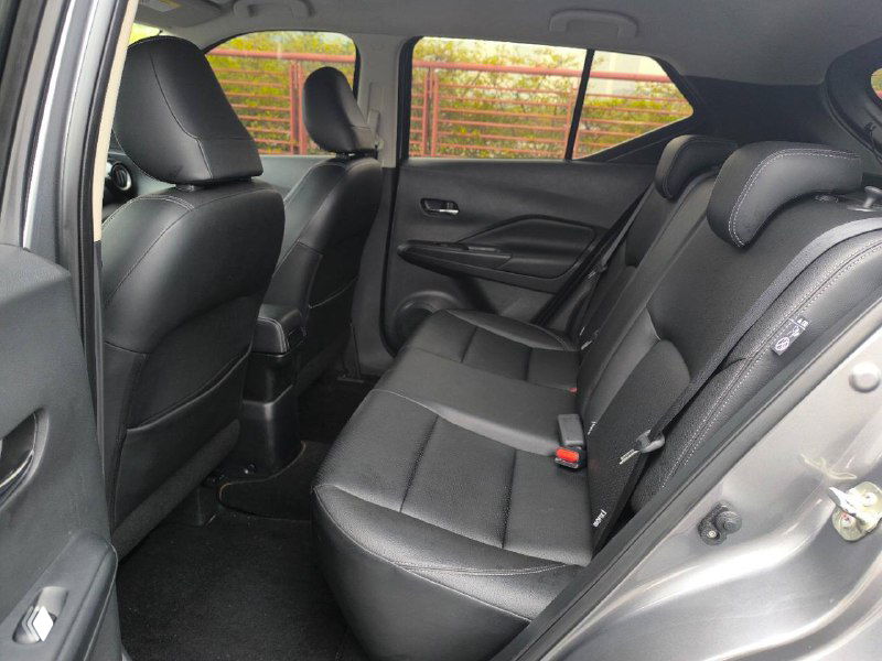 Задние сиденья Nissan Kicks — вид на задний ряд, обивка, подголовники и пространство для ног, снимок из боковой двери.