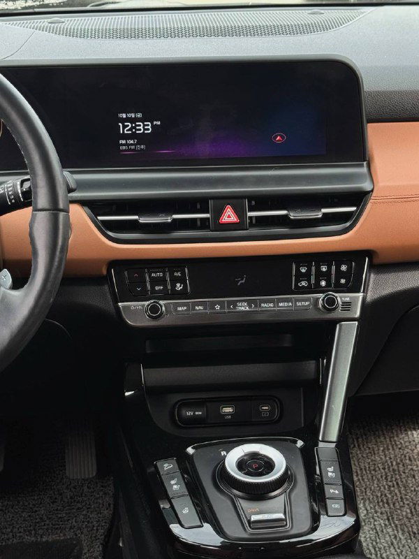 Центральная консоль и сенсорный дисплей KIA Seltos — экран мультимедиа, вентиляционные решётки и элементы управления на панели.