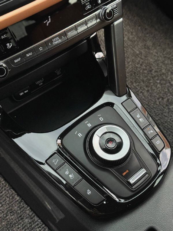 Селектор трансмиссии и центральный тоннель KIA Seltos — круглый селектор и дополнительные кнопки, отделка глянцевой панелью.