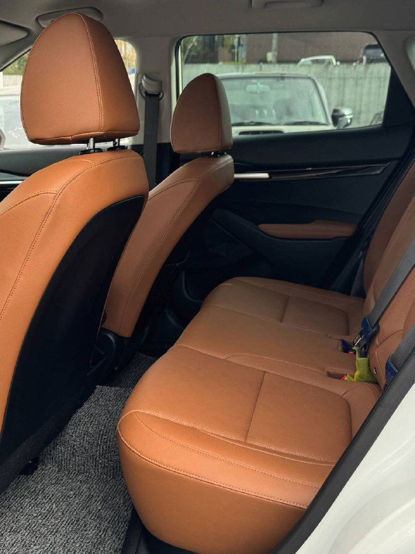 Задние сиденья KIA Seltos — коричневая обивка, ровный простор в салоне и места для пассажиров на заднем ряду.