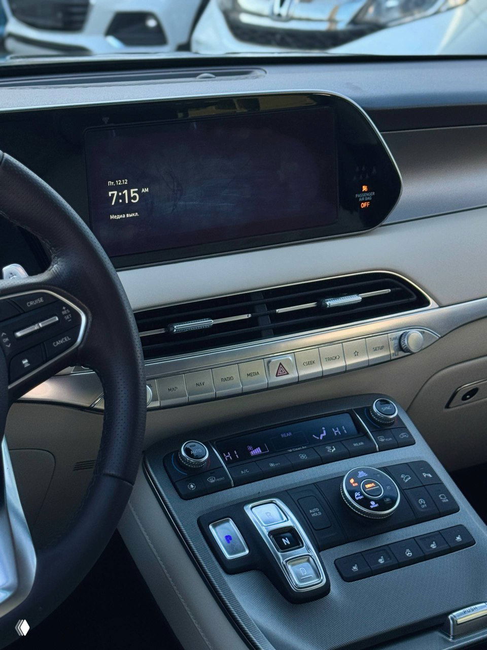 Центральная консоль и мультимедийный дисплей Hyundai Palisade; панель управления климатом, селектор режимов и кнопки управления.