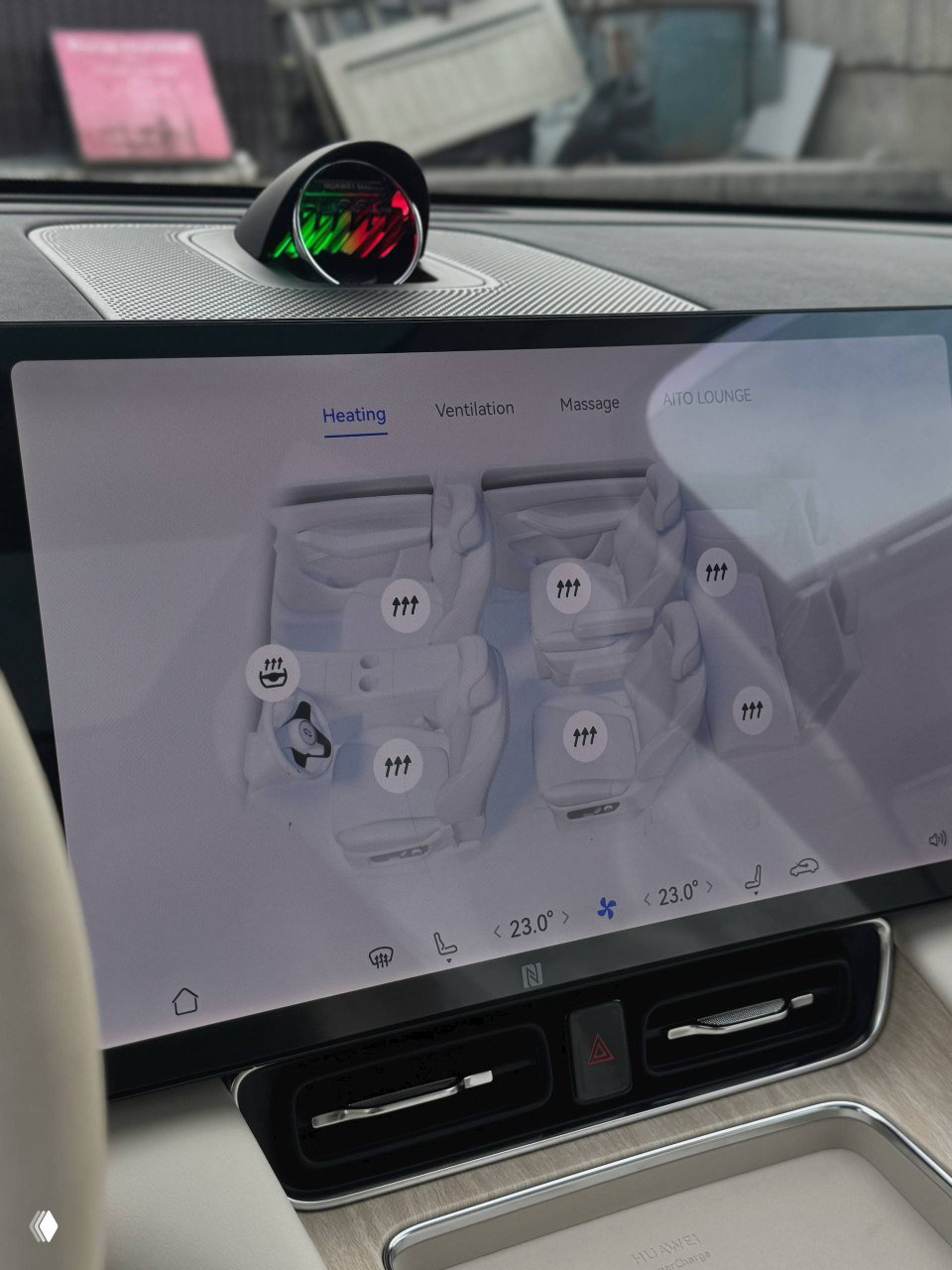 Крупный сенсорный экран Aito M8 с интерфейсом климат-контроля и пиктограммами обогрева, демонстрация панели управления салоном.