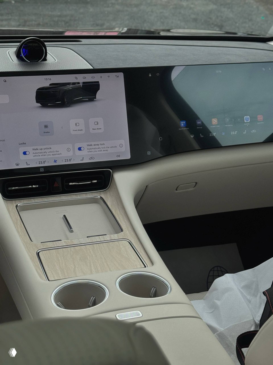 Панорамная приборная панель и центральный экран Aito M8, центральный тоннель с отделкой под дерево и подстаканниками в интерьере.