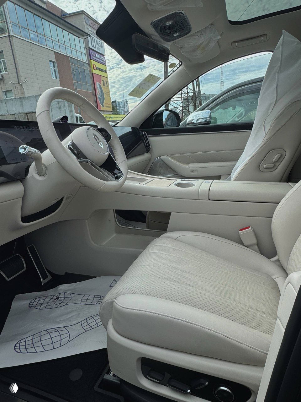 Центральная консоль Aito M8 с подстаканниками, отделкой и органайзером — снимок демонстрирует материалы и качество сборки в Ultra.