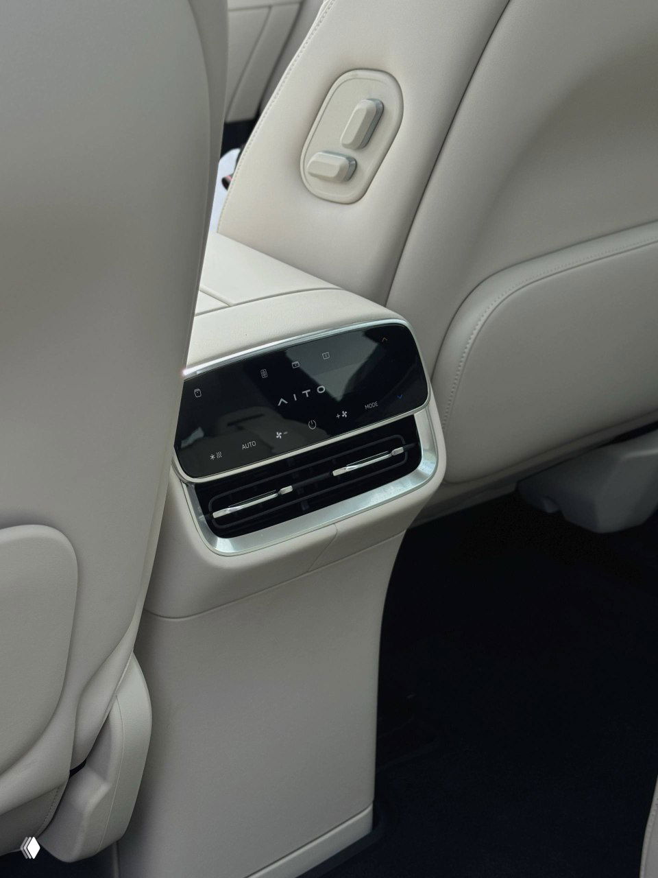 Задний ряд Aito M8: белая кожаная обивка, отдельные кресла и вентрешётки для пассажиров, демонстрация места для ног.