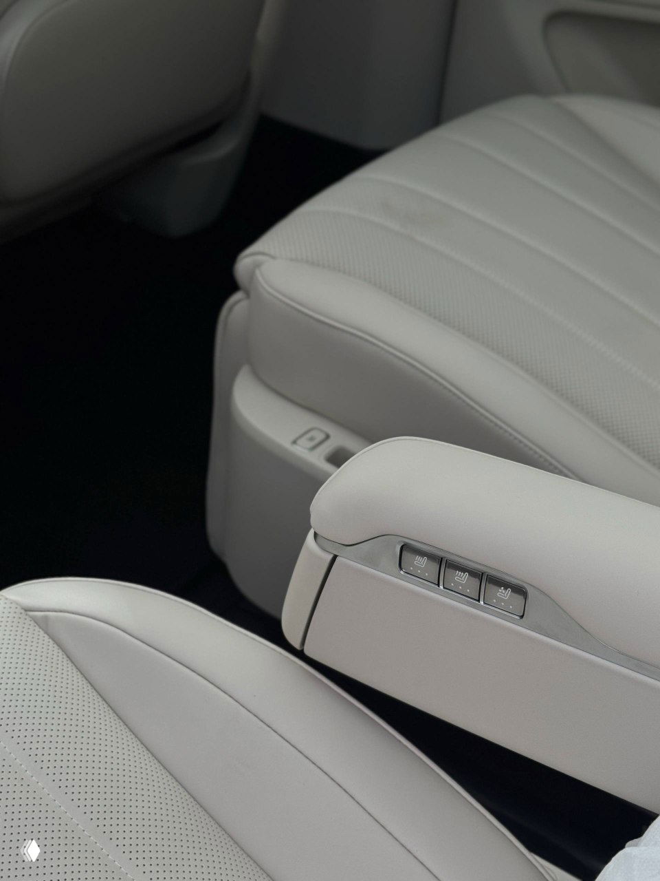 Панель заднего климат-контроля Aito M8 с сенсорными элементами и маркировкой AITO, вид на воздуховоды и управление комфорта.