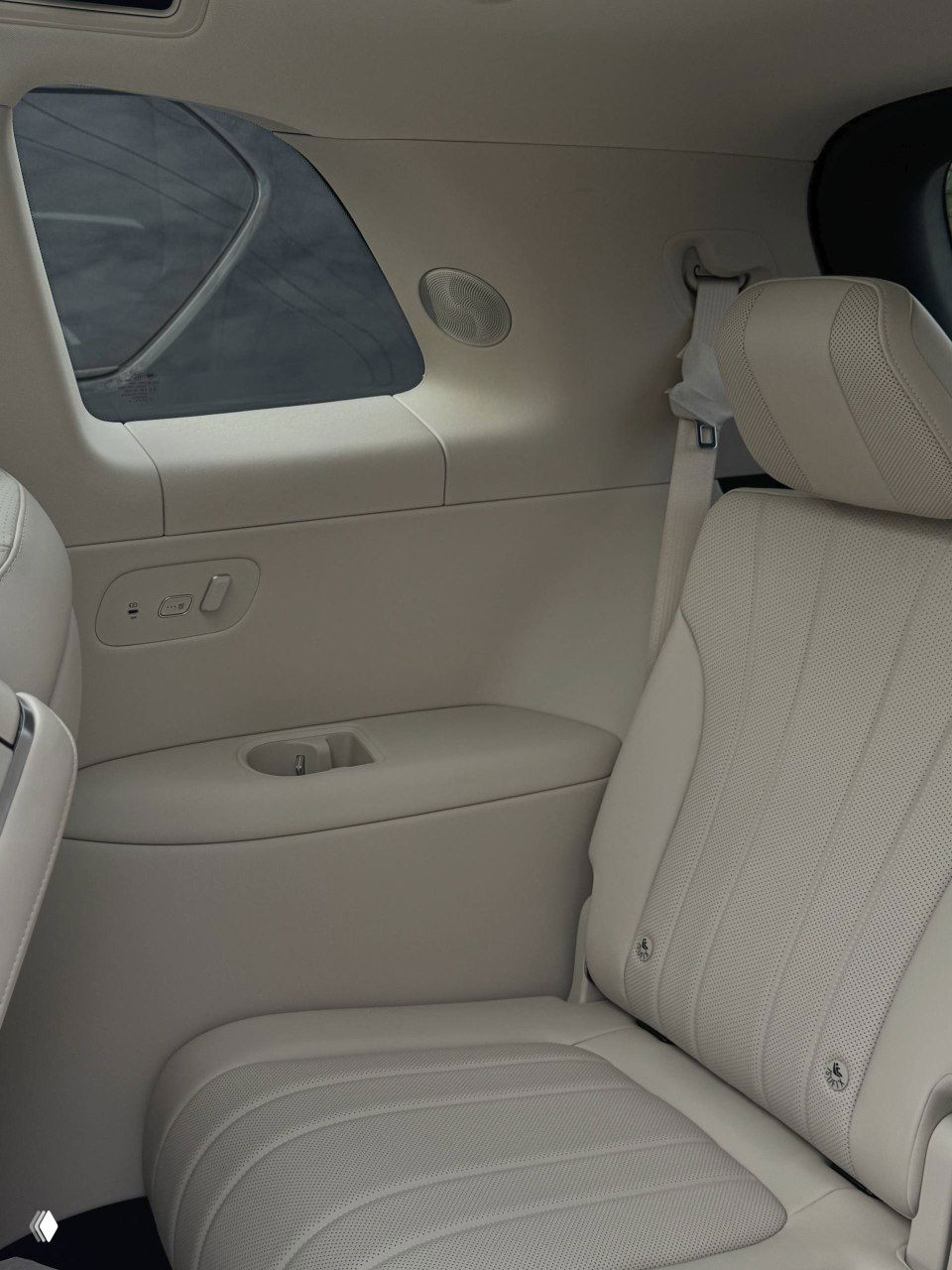 Подлокотник и элементы управления сиденьем Aito M8 в белой кожаной отделке, крупный план кнопок регулировки и подушки.