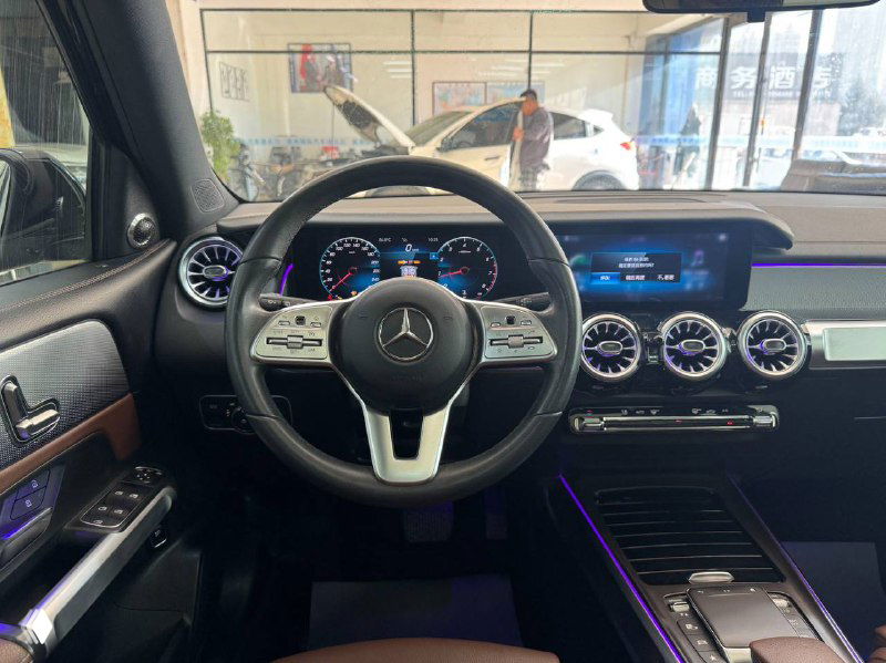 Передняя панель и руль Mercedes GLB с цифровой приборной панелью и мультимедиа-дисплеем: чистый салон, подсветка и декоративные элементы.