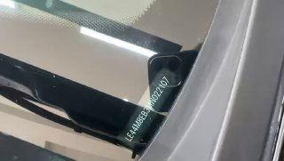 Ещё один крупный фрагмент лобового стекла с видимыми символами и серийными обозначениями, подтверждающий отсутствие перекрашиваний и целостность элементов.