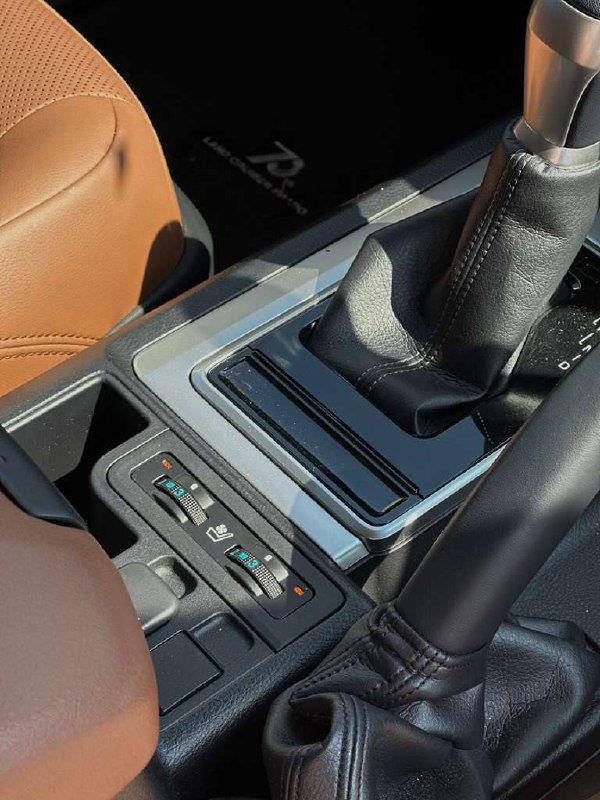 Центральный тоннель с селектором автоматической коробки передач и блоком управления режимами привода в Toyota Prado — отделка и элементы управления.