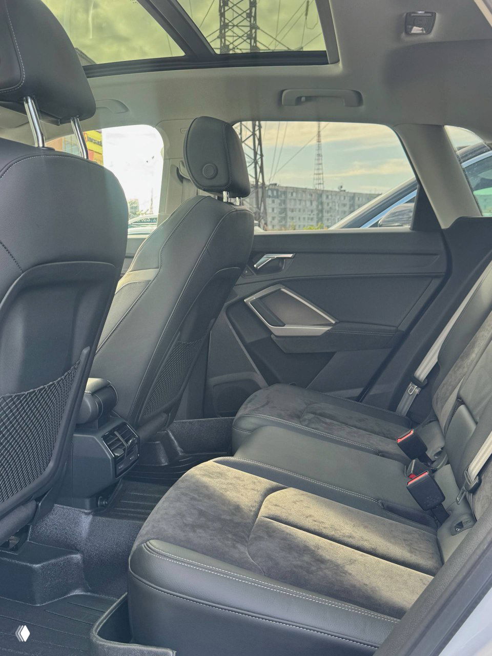 Задний ряд сидений Audi Q3: комбинированная обшивка (алькантара/кожа), сиденья в хорошем состоянии и пространство для пассажиров.