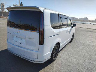 Honda StepWGN Spada 2024 белого цвета, задне-боковой ракурс на ярде аукциона, без номерных знаков, состояние кузова видно на фото.