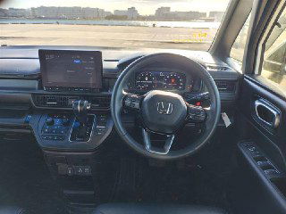 Руль и комбинация приборов Honda StepWGN Spada 2024, правостороннее управление, вид на органы управления и кнопки на руле, состояние пластика.