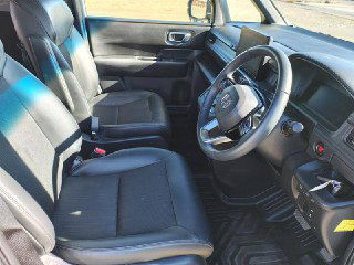 Передние кресла Honda StepWGN Spada 2024, чёрная обивка, вид водительского и пассажирского мест, состояние салона и напольные коврики.