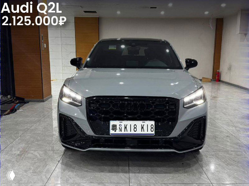 Серый Audi Q2L спереди в салоне: цена 2.125.000₽, 2022 г., 1.4 л, 2WD, пробег 35 000 км — изображение лота.