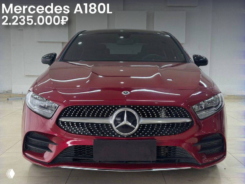 Фото красного Mercedes A180L снято спереди в салоне; видно оформление фар и решётки, пробег 43 000 км и цена 2.235.000₽