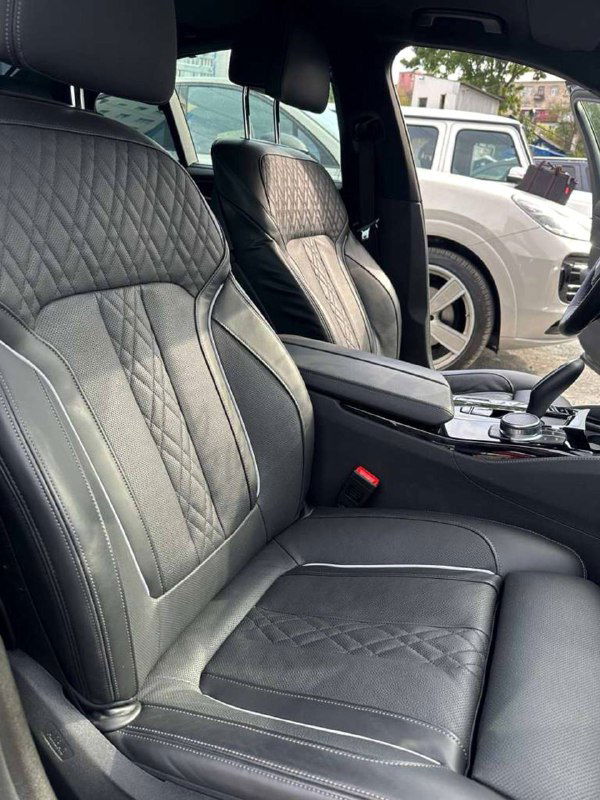 Кожаное переднее сиденье BMW 530e M‑Sport с ромбовой прострочкой и боковой поддержкой — вид подчёркивает состояние и текстуру обивки.