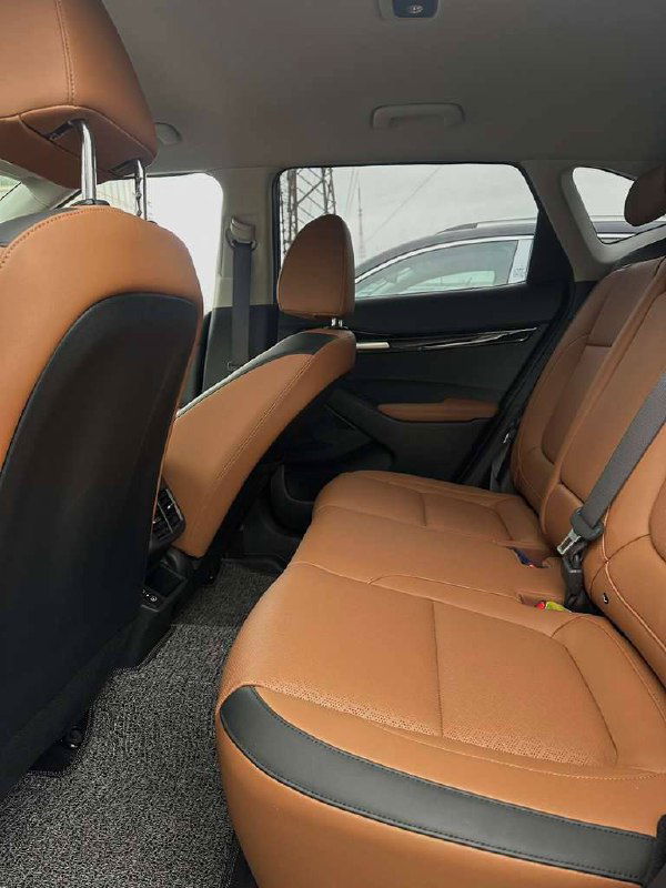 Задний ряд сидений KIA Seltos: три посадочных места, доступное пространство для пассажиров и тканевая/кожзам отделка.