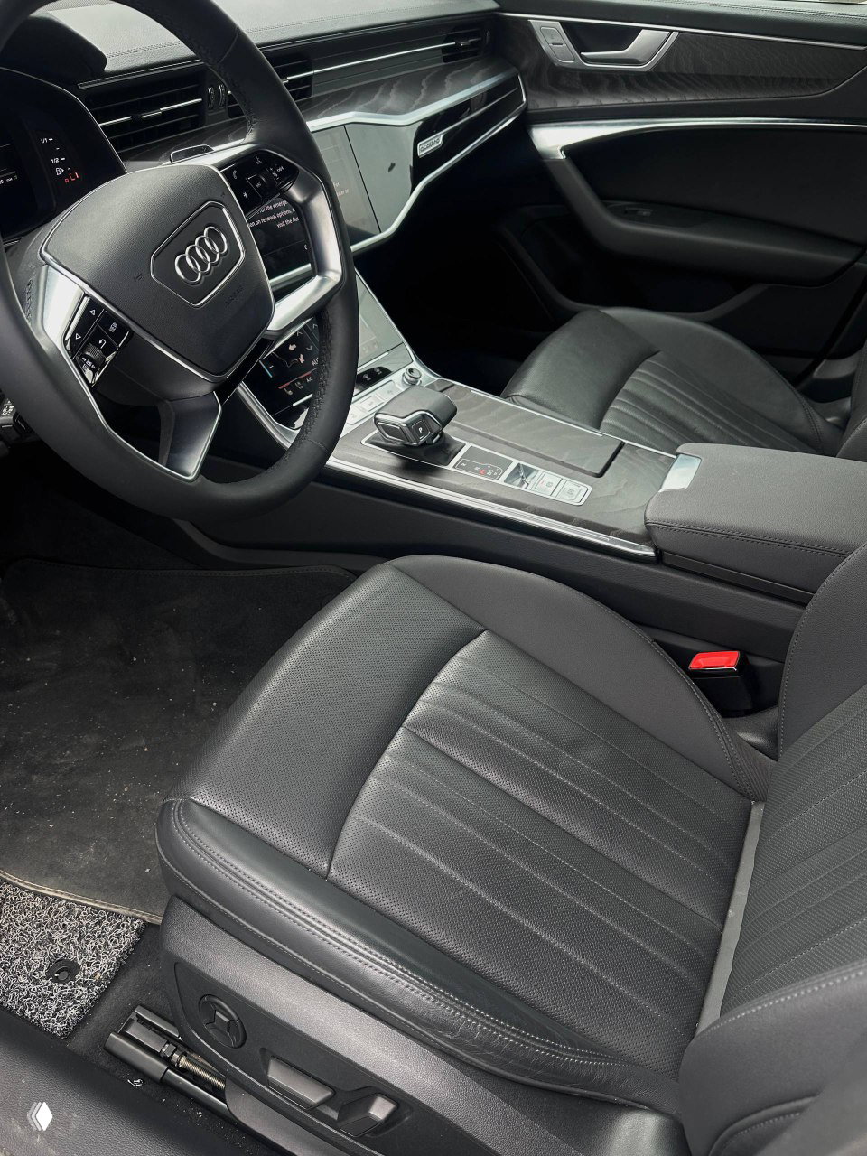 Переднее пассажирское сиденье и центральная консоль Audi A6 с декоративными вставками и перфорированной кожей на кресле