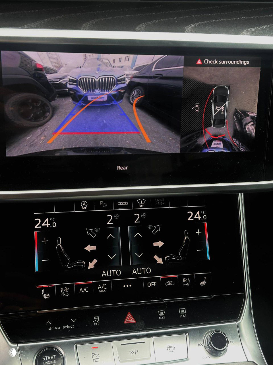 Монитор панорамной камеры заднего вида и экран климат-контроля Audi, отображение парковочной разметки и интерфейса